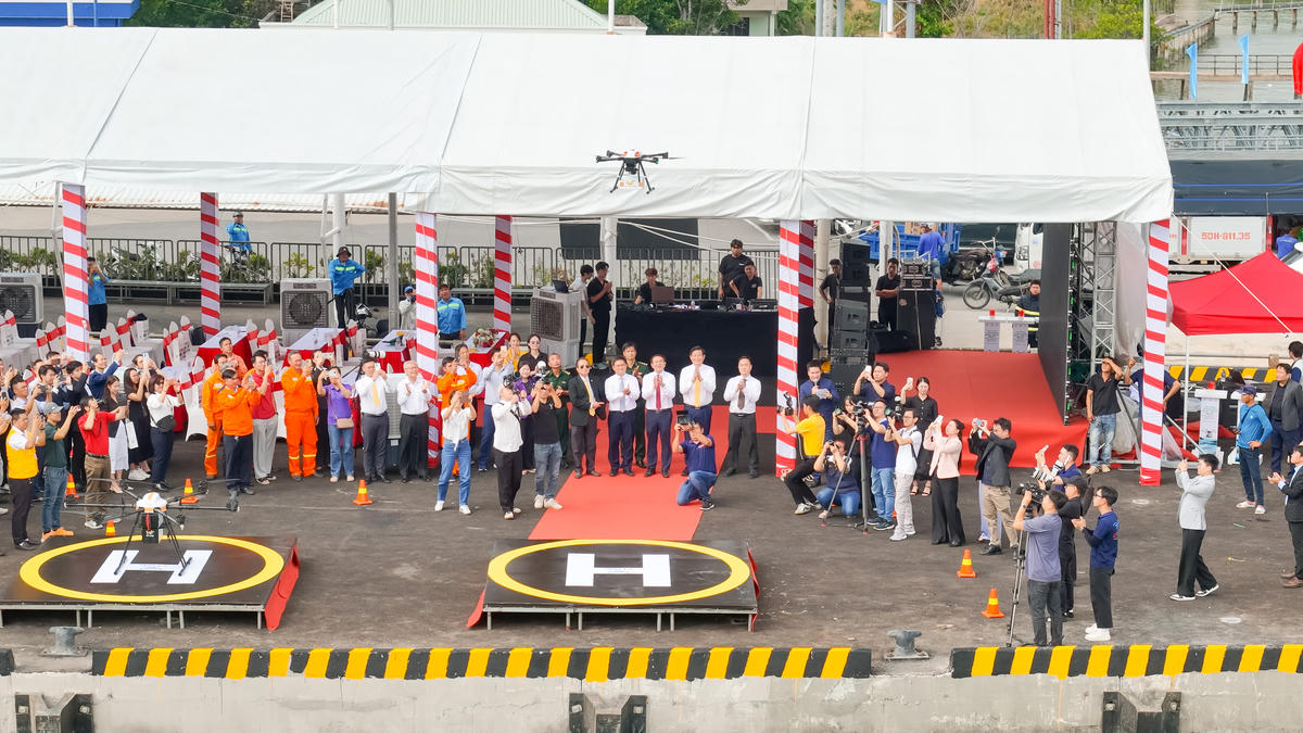 Lãnh đạo TP Hồ Chí Minh và người dân chứng kiến chuyến bay giao hàng vượt biển thành công. Ảnh: BTC