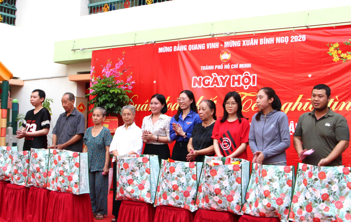 Bà Trần Thị Mai Lý - Phó Bí thư Thường trực Đảng ủy phường Phú Nhuận trao quà Tết cho người dân tại ngày hội. Ảnh: Q.Đ.