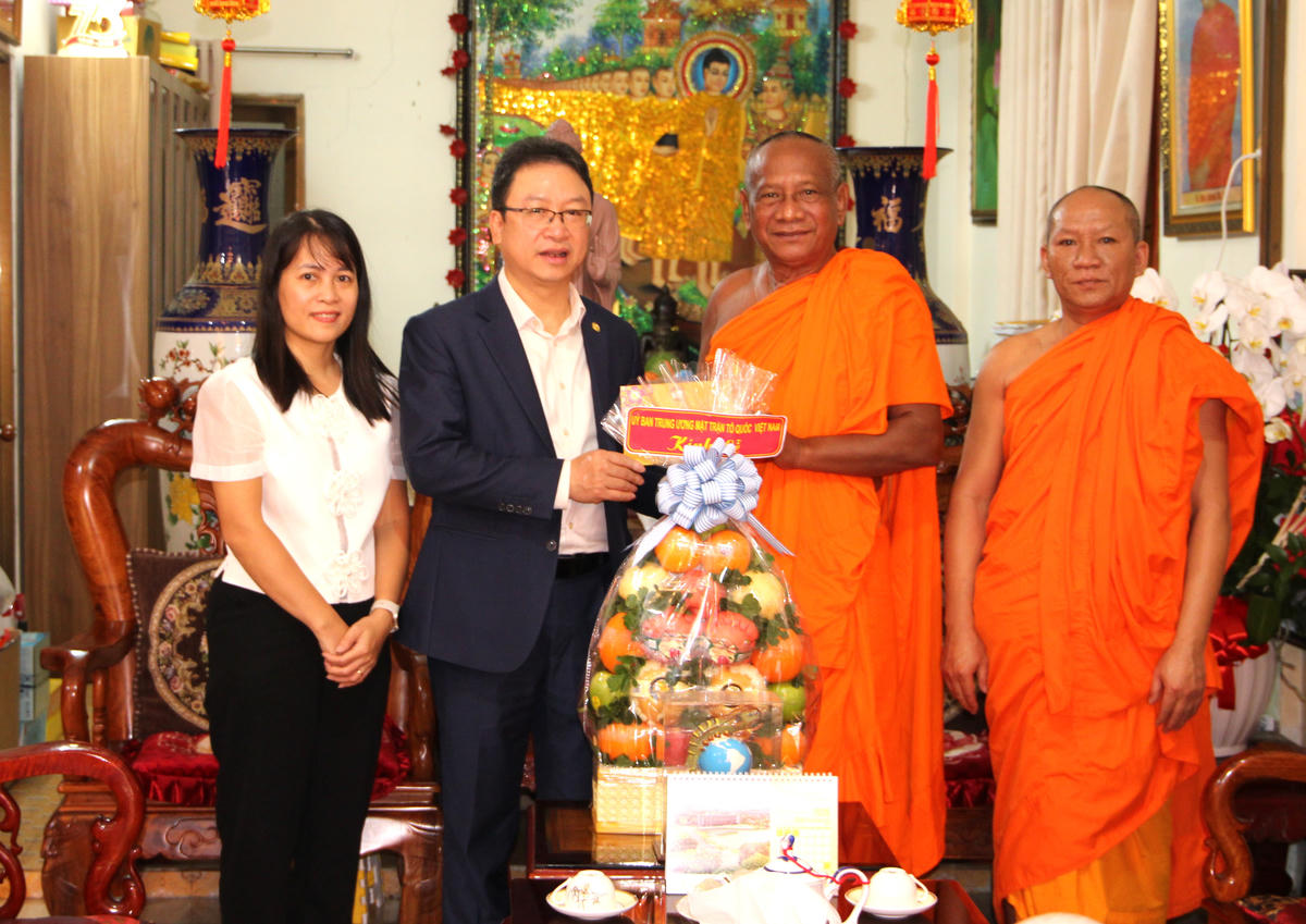 Thăm chúc Tết Hoà thượng Danh Lung tại chùa Candaransi. Ảnh: Q.Đ.