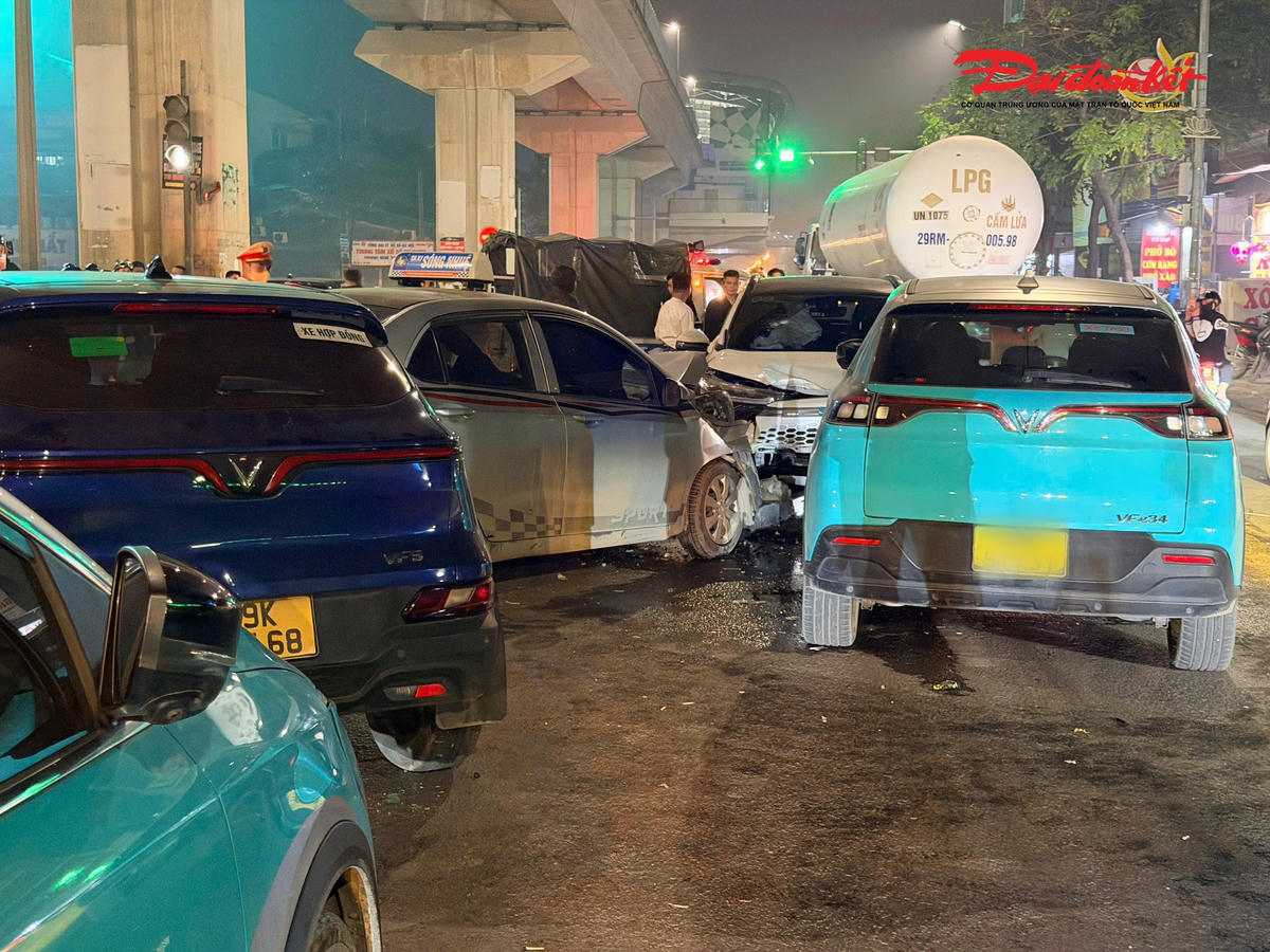 Hiện trường vụ tai nạn liên hoàn.