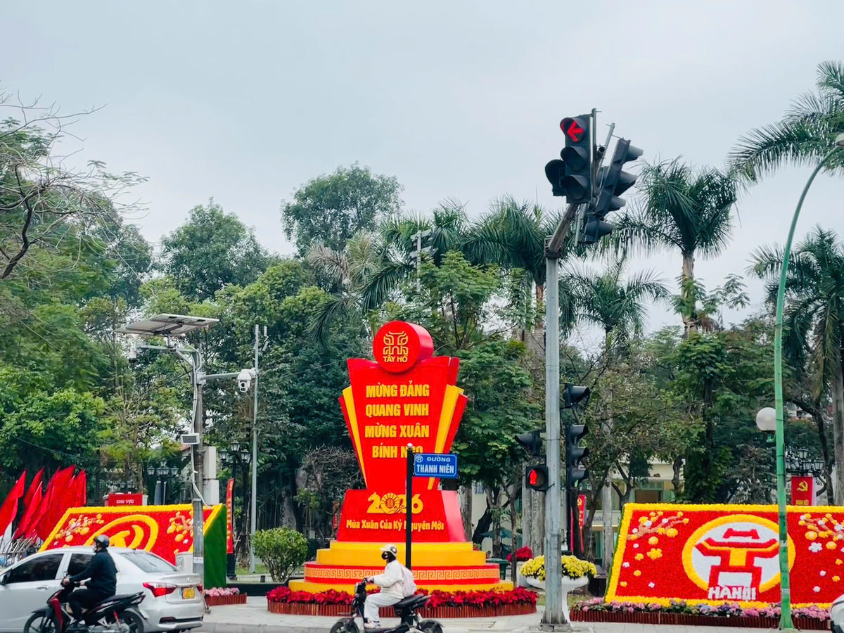 Không gian trang trí tại các nút giao thông được thiết kế nổi bật, kết hợp hoa tươi và biểu tượng năm mới, tạo điểm nhấn thị giác cho đô thị. Ảnh Diệu Hương.