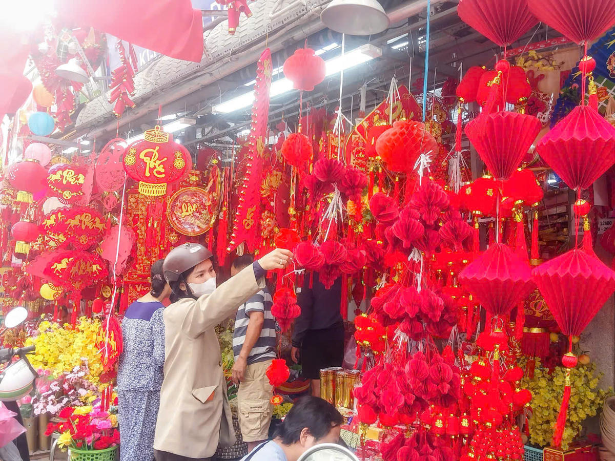 Người dân thành phố sắm đồ trang trí ngày Tết. Ảnh: S.X