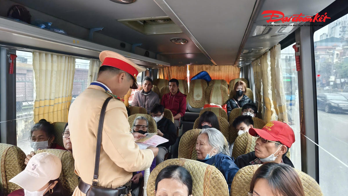 Lực lượng CSGT tăng cường kiểm tra, kiểm soát hoạt động vận chuyển hành khách, bảo đảm an toàn giao thông dịp cao điểm cuối năm.