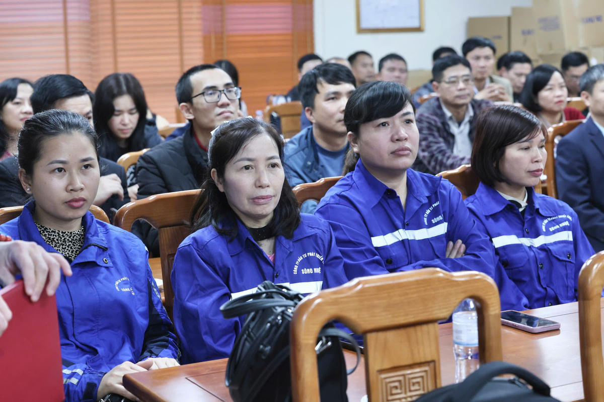 Cán bộ, nhân viên, người lao động Công ty TNHH MTV Đầu tư phát triển Thủy lợi Sông Nhuệ tham dự buổi gặp mặt. Ảnh: Thu Hà.