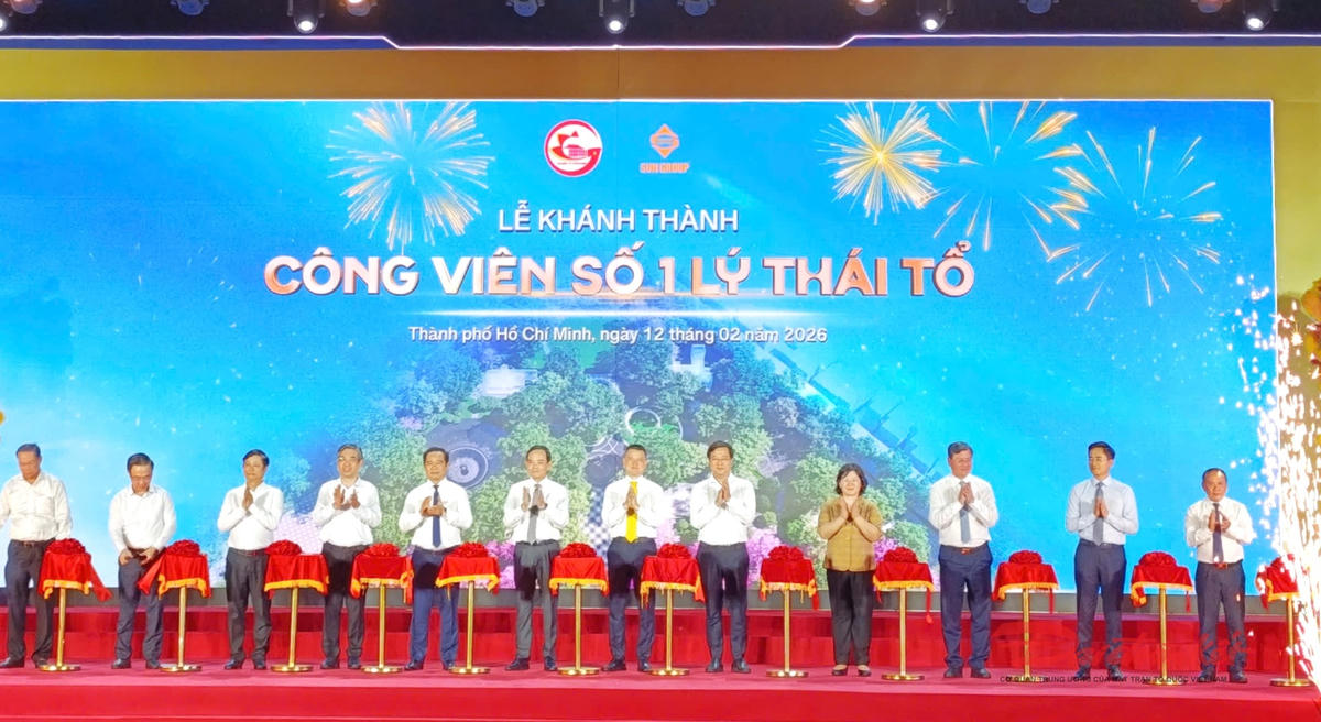 Lễ cắt băng khánh thành Công viên số 1 Lý Thái Tổ. Ảnh: Hồng Phúc.