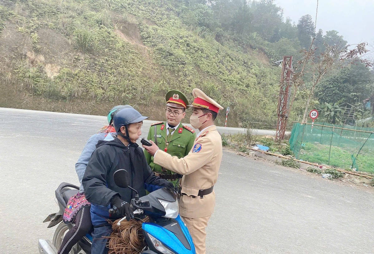 Lực lượng chức năng Lào Cai tăng cường kiểm tra, xử lý hanh vi vi phạm nồng độ cồn trong dịp Tết. Ảnh: CAT Lào Cai.