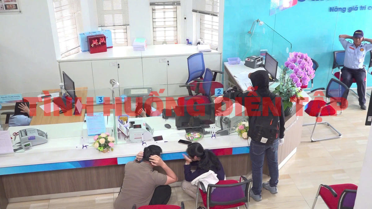 Lực lượng chức năng diễn tập bắt đối tượng cướp ngân hàng. Ảnh: CV.