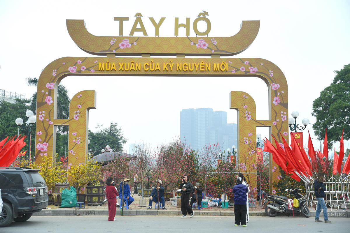 Tại khu vực chợ hoa Tây Hồ, không khí mua bán càng về chiều càng sôi động. Đào, quất… được bày kín. Ảnh: Phạm Sỹ.