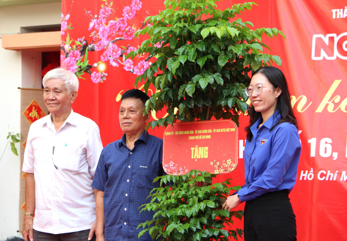 Trao tặng cho khu phố 16 chậu cây xanh. Ảnh: Q.Đ.