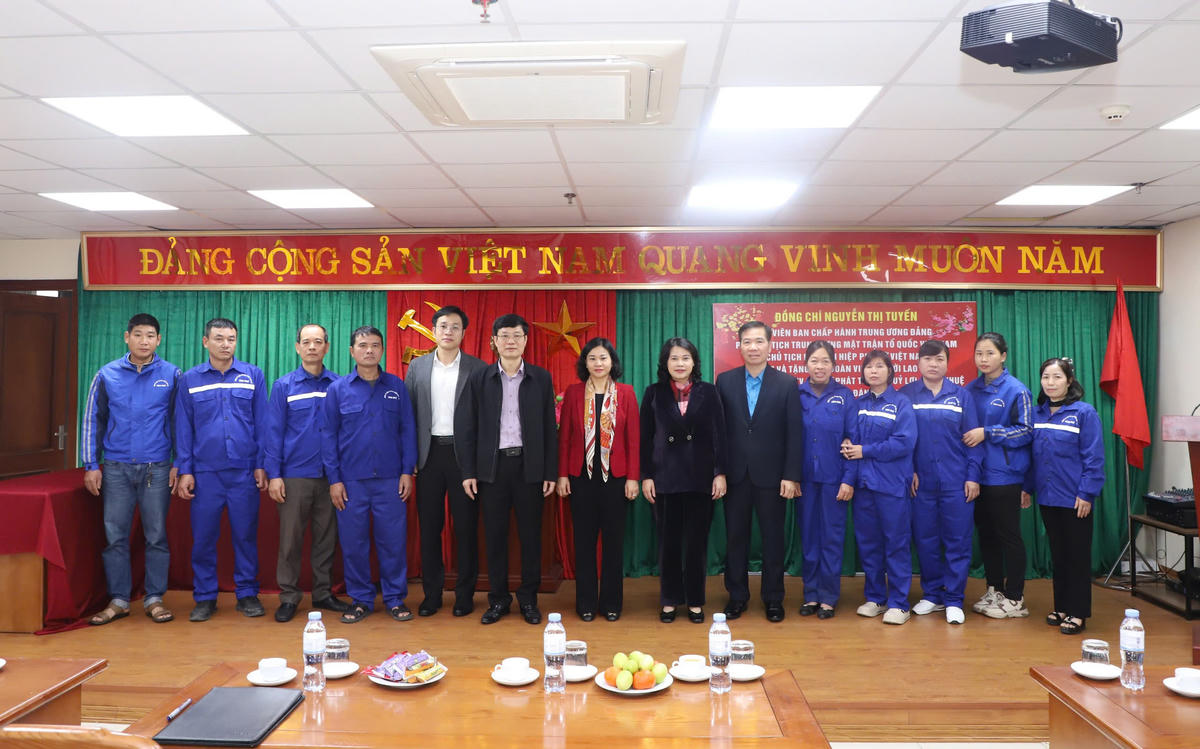 Phó Chủ tịch Nguyễn Thị Tuyến chúc mừng cán bộ, công nhân, người lao động tại Công ty TNHH MTV Đầu tư phát triển Thủy lợi Sông Nhuệ nhân dịp Tết Bính Ngọ 2026. Ảnh: Thu Hà.
