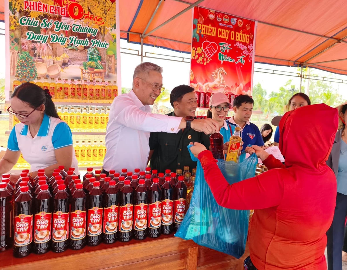 Những phần quà Tết được đại diện Hoiana trao tận tay 
đến bà con tại xã Duy Nghĩa. Ảnh: CV.