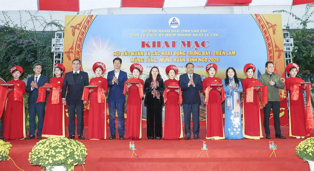 Lãnh đạo tỉnh Lào Cai cắt băng Khai mạc Hội báo Xuân và các hoạt động trưng bày, triển lãm mừng Đảng, mừng Xuân Bính Ngọ 2026. Ảnh: laocai.gov.vn.