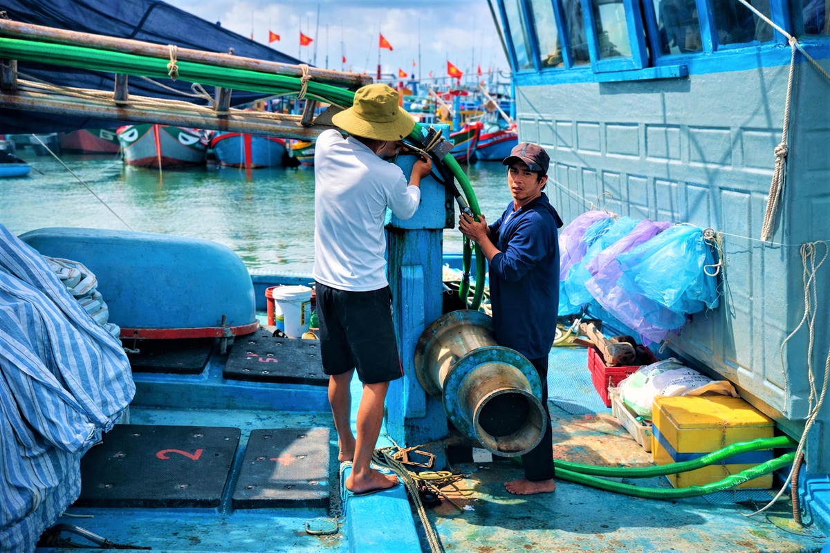 Ngư dân Quảng Ngãi đang kiểm tra tàu thuyền chuẩn bị vươn khơi xuyên Tết. Ảnh: Chí Đại.