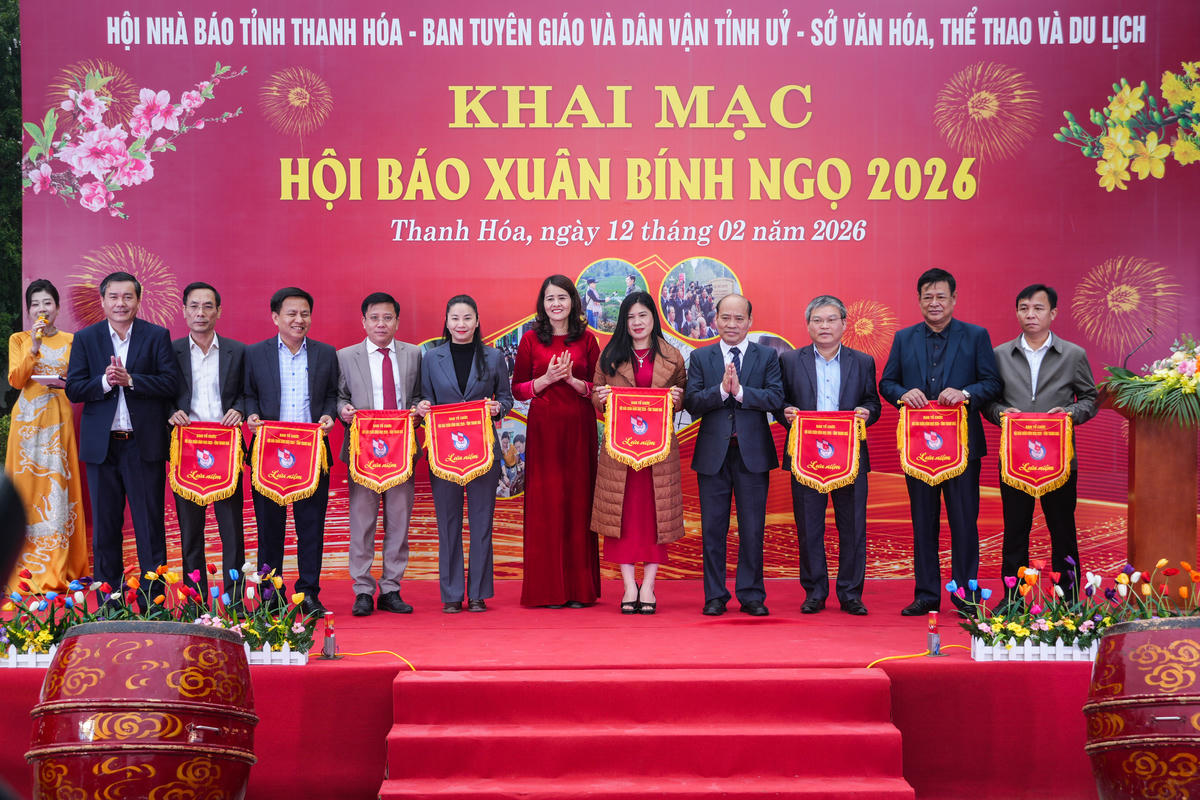 Ban Tổ chức tặng Cờ lưu niệm cho các đơn vị tham gia Hội báo Xuân Bính Ngọ 2026. Ảnh: Đình Minh