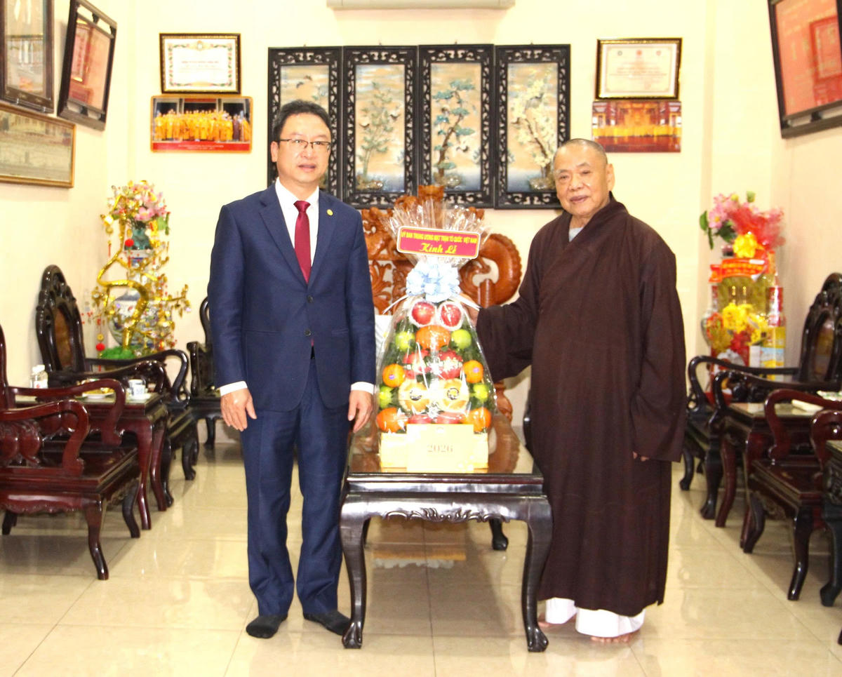 Chúc Tết Hòa thượng Thích Thiện Pháp tại chùa Phước Thành.