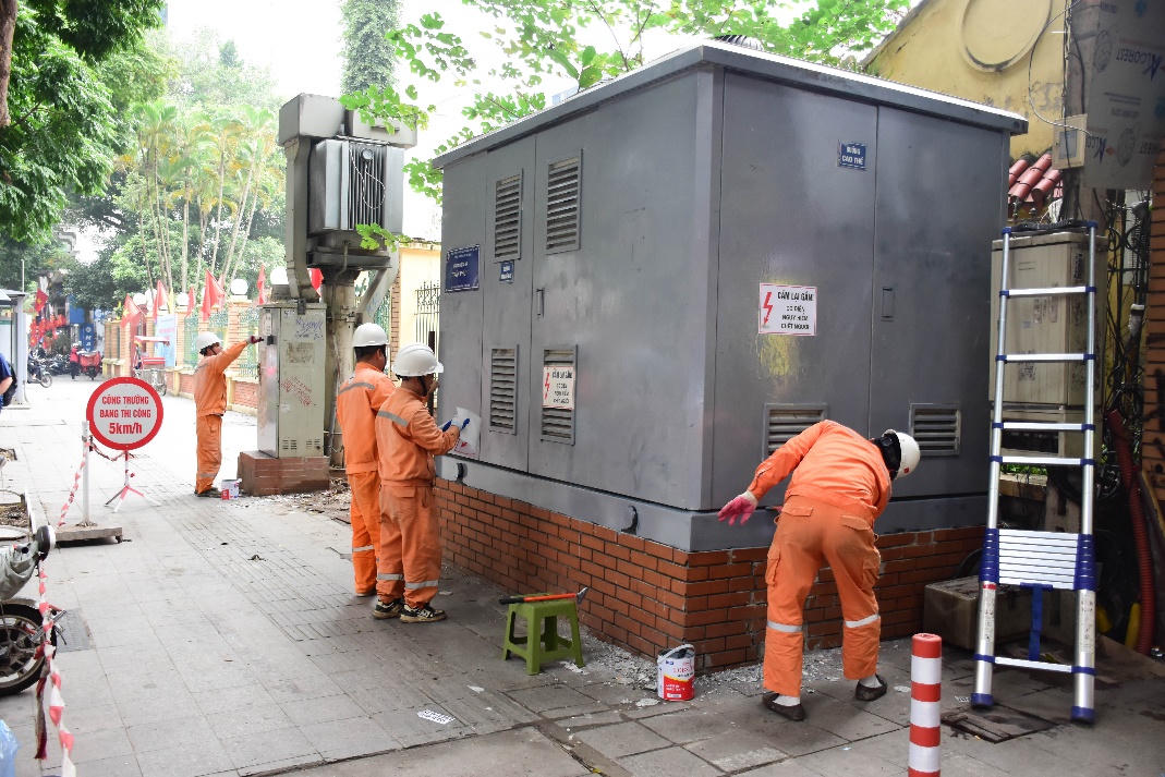 Thực hiện chỉnh trang trạm biến áp tại phố Trần Phú, phường Ba Đình
