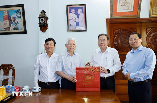 Chủ tịch Quốc hội Trần Thanh Mẫn tới thăm, chúc Tết nguyên Chủ tịch nước Nguyễn Minh Triết. (Ảnh: Doãn Tấn/TTXVN)