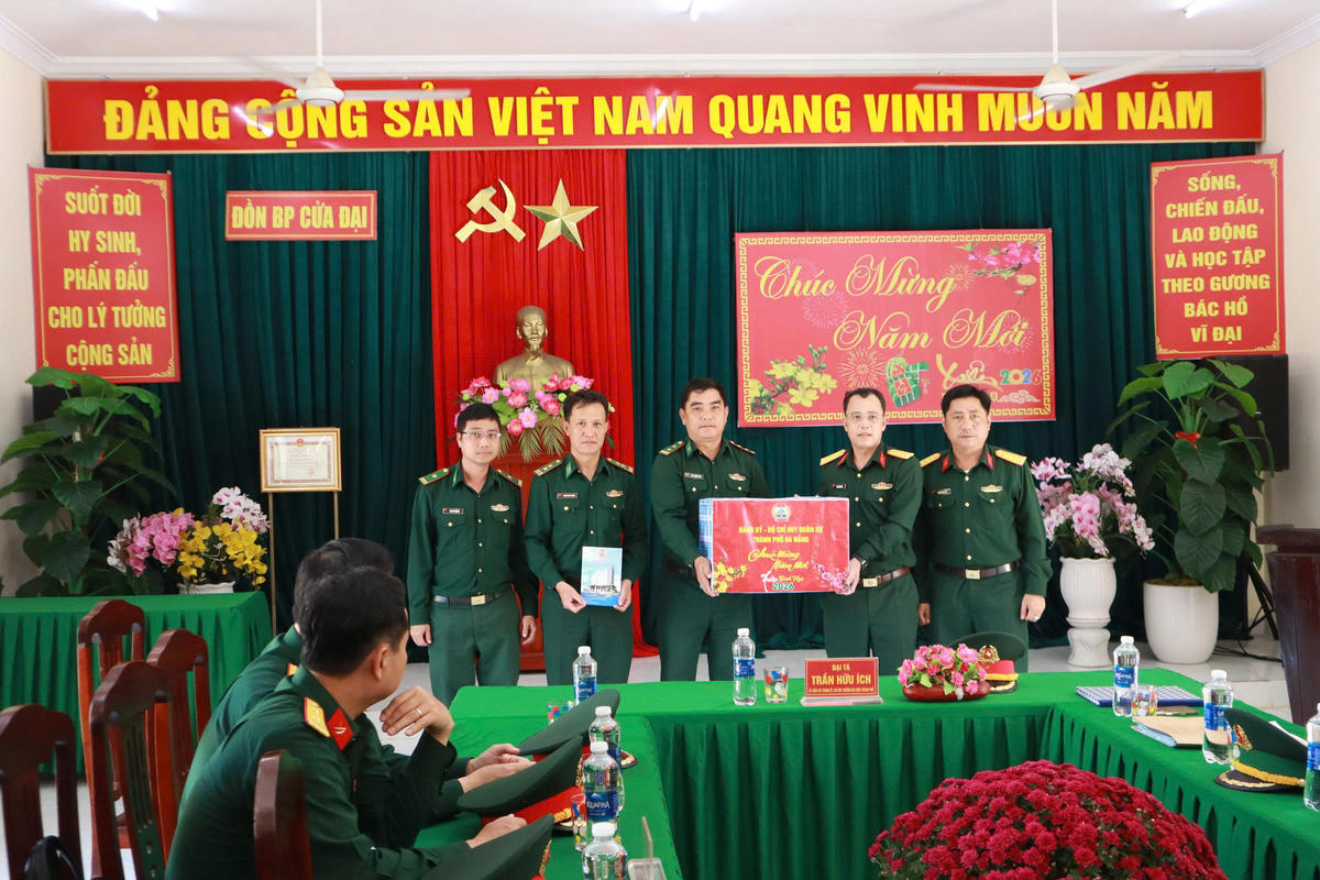 Đại tá Trần Hữu Ích, Chỉ huy trưởng Bộ CHQS TP Đà Nẵng tặng quà cho lực lượng chiến sĩ làm nhiệm vụ ở đảo Cù Lao Chàm. Ảnh: CV.