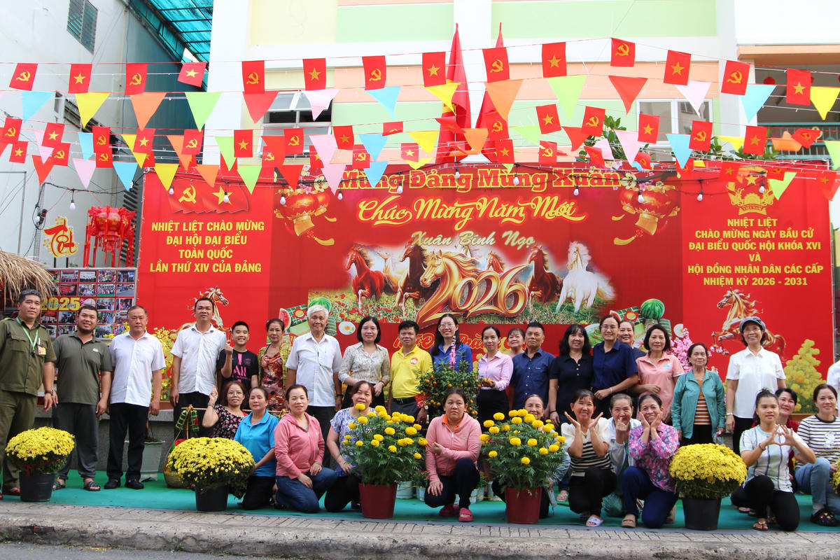 Ngày hội cũng là dịp để thắt chặt thêm tình đoàn kết, gắn bó giữa người dân với nhau và người dân với lãnh đạo phường. Ảnh: Q.Đ