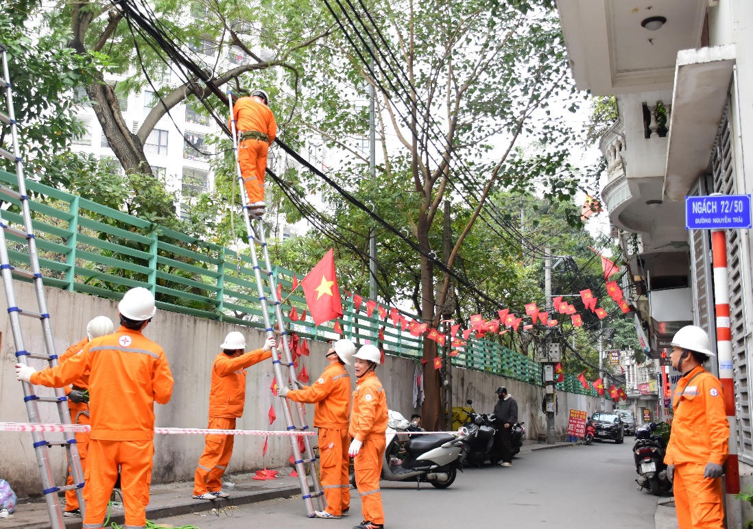 Bó gọn dây cáp tại phường Thanh Xuân. 