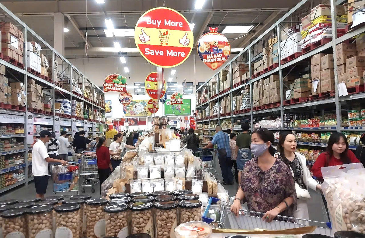 Không ít các siêu thị đẩy mạnh giảm giá ở nhiều mặt hàng giúp người tiêu dùng vừa tiết kiệm vừa tăng trải nghiệm. Ảnh: S.X