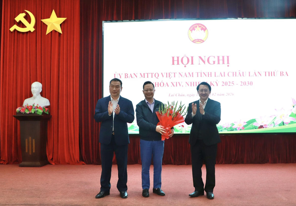 Ông Nguyễn Ngọc Vinh (giữa) giữ chức Chủ tịch Ủy ban MTTQ Việt Nam tỉnh Lai Châu. Ảnh: Cổng TTĐT tỉnh Lai Châu.