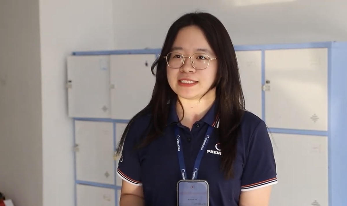 Cô Đinh Thanh Nga – giáo viên Toán khối 9, giáo viên chủ nhiệm lớp 9B1, Trường THCS và THPT Phenikaa trao đổi với phóng viên. Ảnh: Nguyễn Hoài