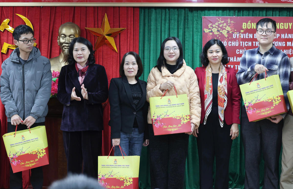 Phó Chủ tịch Nguyễn Thị Tuyến tặng quà cán bộ, công nhân, người lao động tại Công ty TNHH MTV Đầu tư phát triển Thủy lợi Sông Nhuệ. Ảnh: Thu Hà.