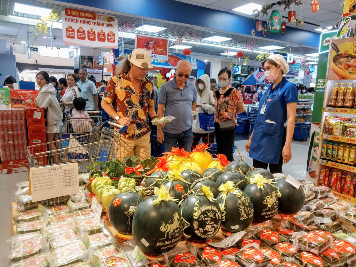 Người dân đổ vào siêu thị tìm sản phẩm mới lạ để trưng Tết. Ảnh: S.X