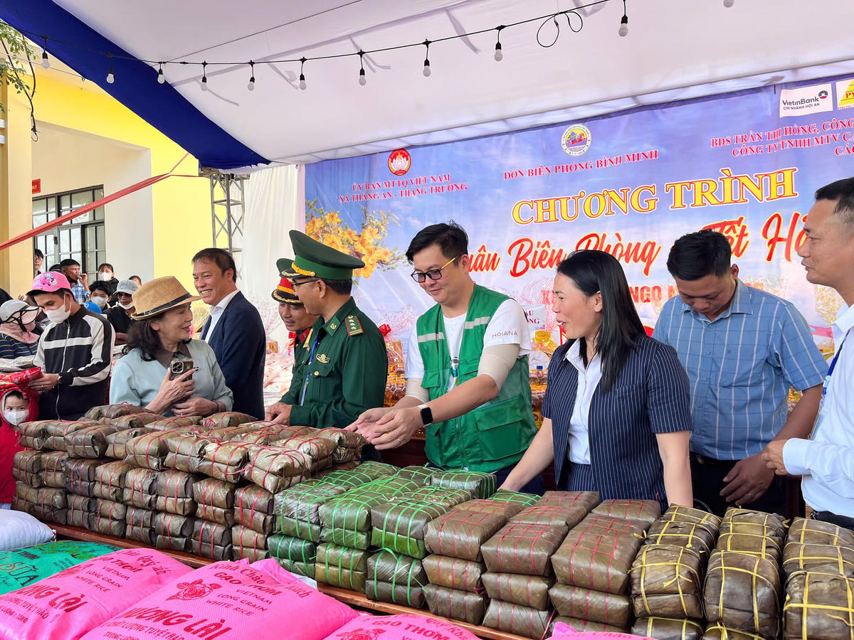 Một góc gian hàng của “Phiên chợ 0 đồng”
tổ chức tại Đồn Biên phòng Bình Minh. Ảnh: CV.