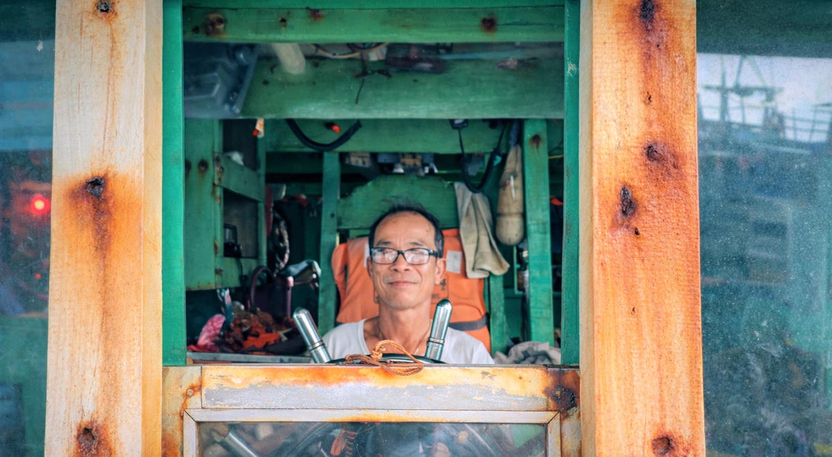 Ngư dân Lý Hiệp chia sẻ về việc đánh bắt hải sản trên biển. Ảnh: Tấn Thành.