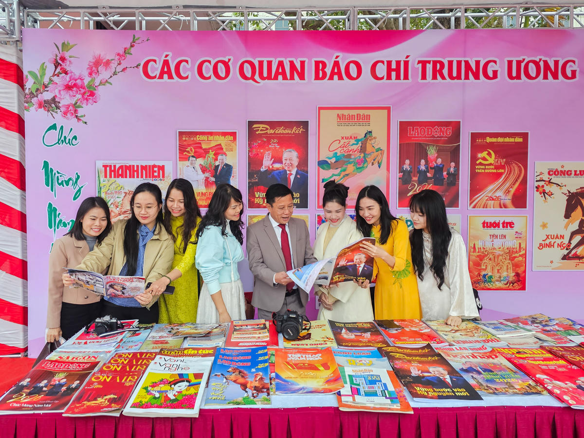 Nhiều ấn phẩm của các cơ quan báo chí Trung ương được trình bày bắt mắt. Ảnh: Đình Minh
