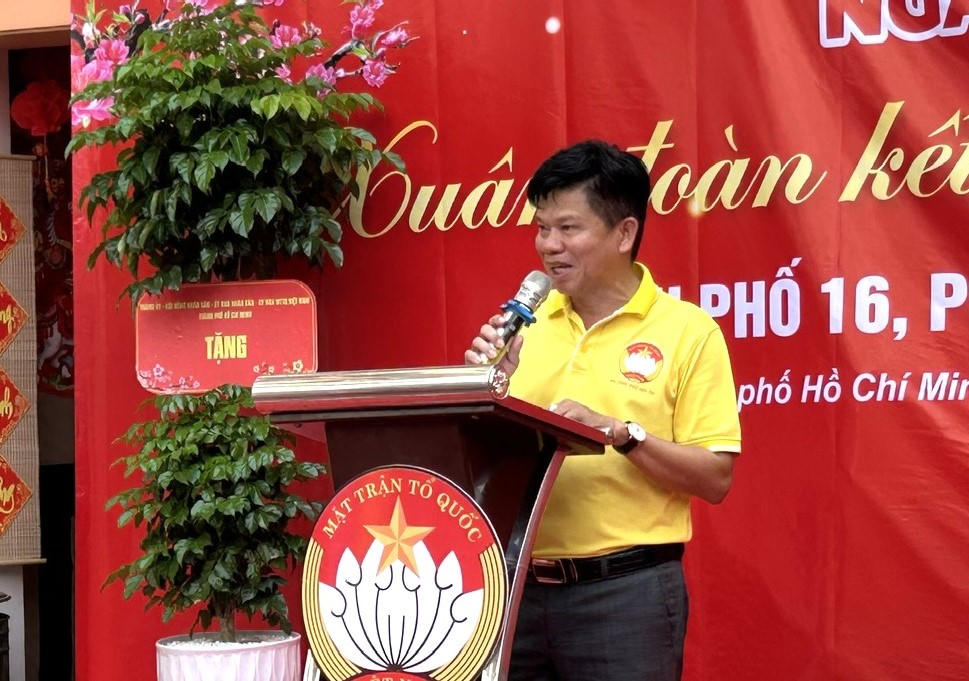 Ông Đinh Gia Huỳnh chia sẻ với người dân tại ngày hội. Ảnh: Q.Đ.