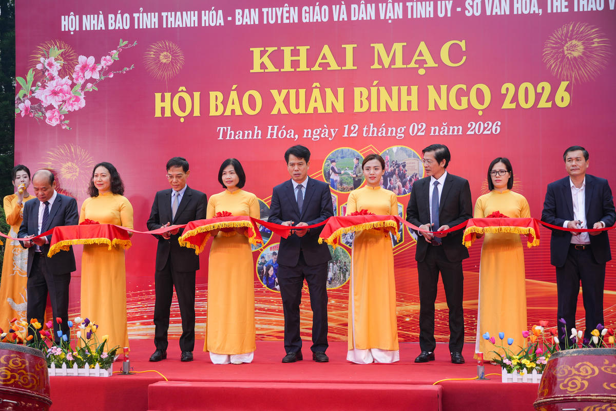 Các đại biểu thực hiện nghi thức cắt băng khai mạc Hội báo Xuân Bính Ngọ 2026. Ảnh: Đình Minh
