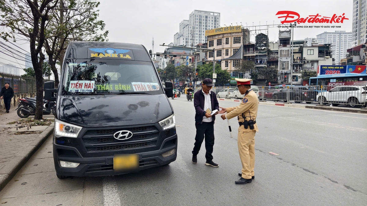 Xe hợp đồng, xe limousine, xe taxi vi phạm đều được kiểm tra, xử lý nghiêm theo quy định.