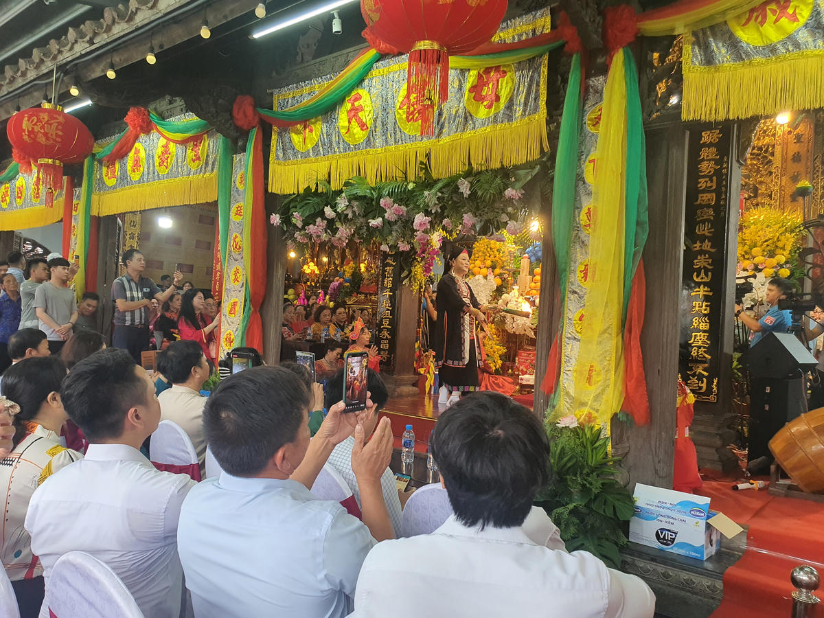 Thực hành tín ngưỡng thờ Mẫu ở Phủ Tiên Hương, thuộc quần thể di tích Phủ Dầy. Ảnh: Nam Dương.