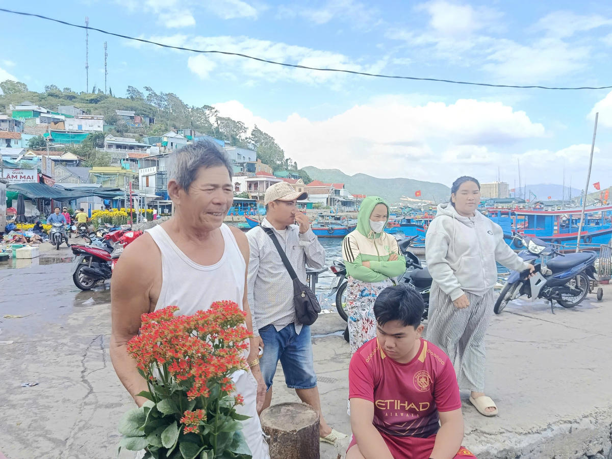 Người dân mua hoa từ đất liền mang ra đảo. Ảnh X.H