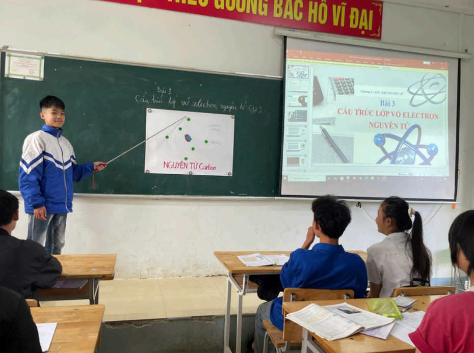 Học sinh học qua những hình vẽ mô phỏng truyền thống. Ảnh: NVCC.