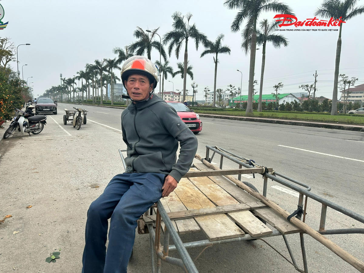 Lượng người mua ít hơn nên những người làm nghề “ăn theo” cũng giảm thu nhập. Ông Cảnh làm nghề xe kéo nhưng cả ngày chỉ nhận được 2-3 chuyến, thu về từ 300-600 nghìn/ngày. Những năm trước, mỗi ngày, những phu kéo như ông Cảnh kiếm được tiền triệu. 