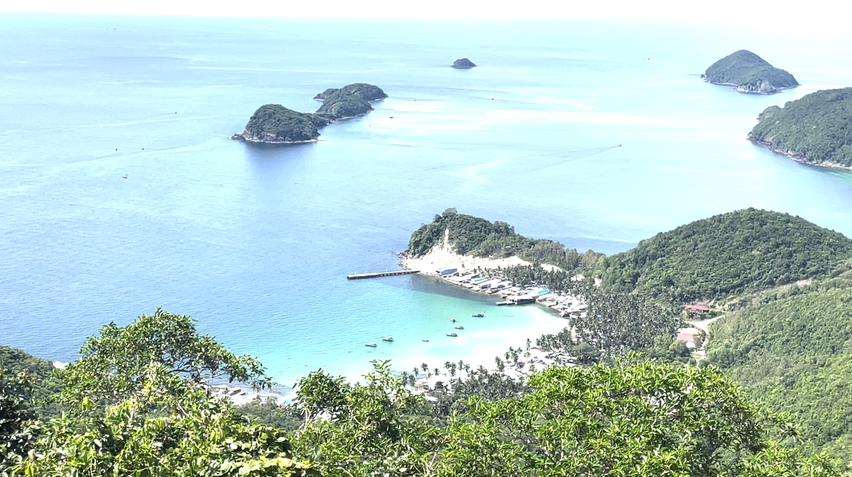 Trạm ra đa 590 có vị trí địa lý rất đặc biệt, có thể quan sát một vùng biển trời rộng hàng trăm hải lý khu vực biển phía Nam. Ảnh: Đ.Xá.