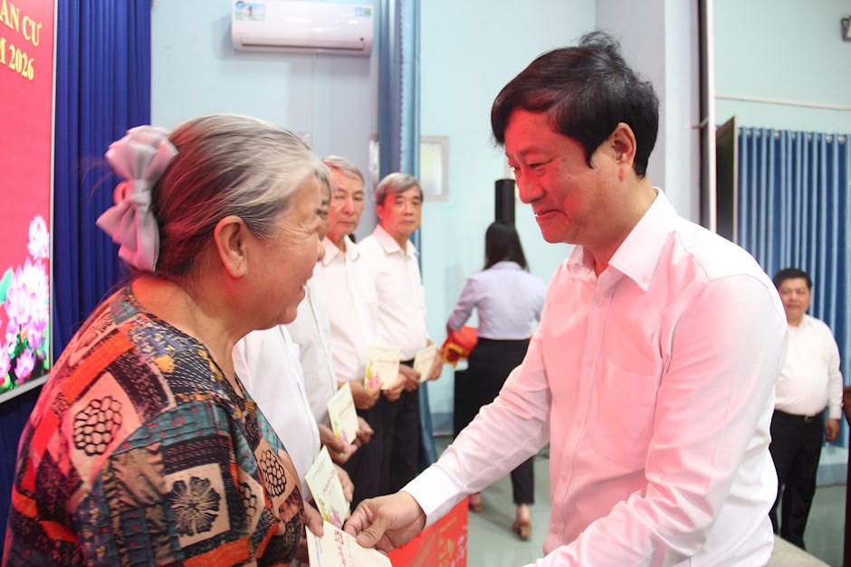 Ông Võ Văn Minh trao quà cho các Bí thư Chi bộ cơ sở có hoàn cảnh khó khăn. Ảnh: T.TR