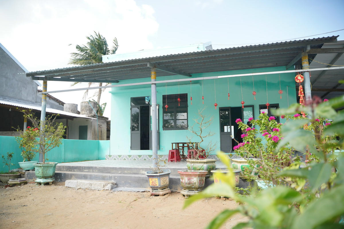 Bà Nguyễn Thị Chen (81 tuổi) đang dọn dẹp nhà chuẩn bị đón tết. (ảnh Đình Sang)