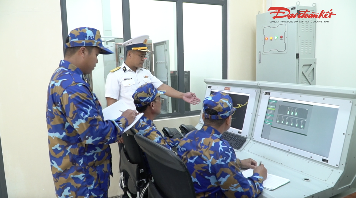 Công việc của trạm ra đa là giám sát, gìn giữ, bảo vệ chủ quyền biển đảo cũng như an ninh an toàn hàng hải, cứu hộ cứu nạn ngư dân. Ảnh: Đ.Xá.