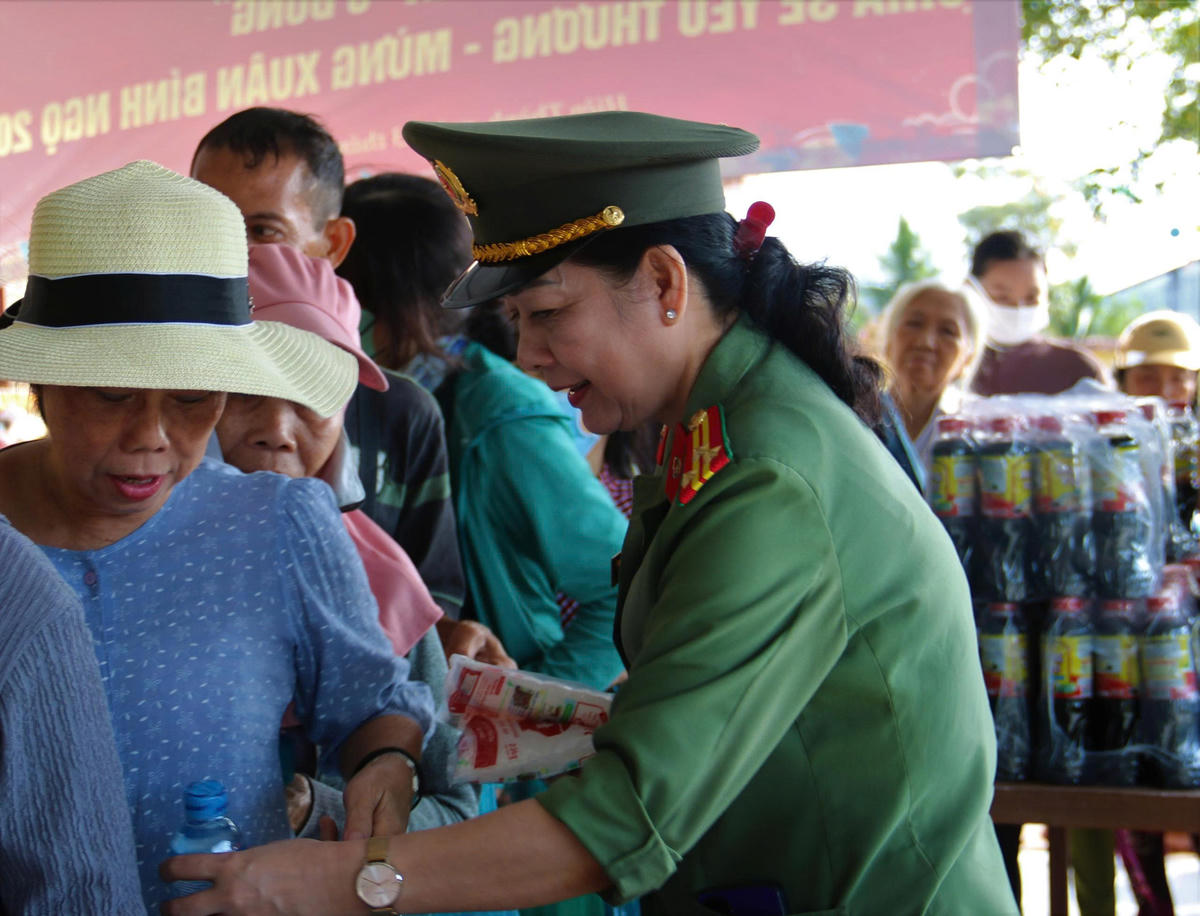 &nbsp;Hoạt động ý nghĩa này góp phần lan tỏa tinh thân thân tương ái, chung tay vì người nghèo, không để ai bị bỏ lại phía sau trong dịp Tết đến, Xuân về. Ảnh: Nguyên Du