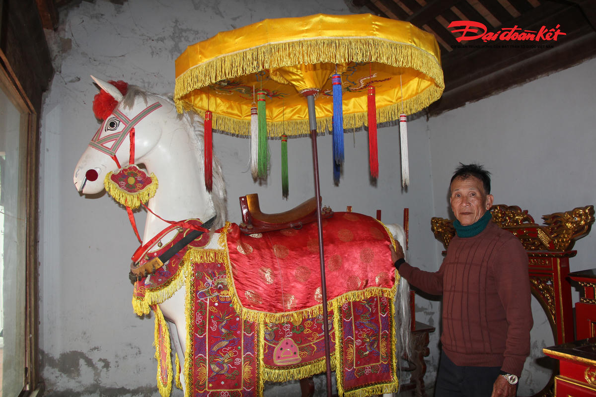 Ông Hoàng Kim Bình (72 tuổi) - Phó thủ nhang tại Đền Bạch Mã, người có hơn 15 năm trông coi đền kể lại: theo sử kể lại Tướng quân Phan Đà ngày trước cưỡi ngựa trắng phá tan nhiều đồn địch, đi đến đâu là quân địch lại khiếp sợ bỏ chạy. Ảnh: ĐB