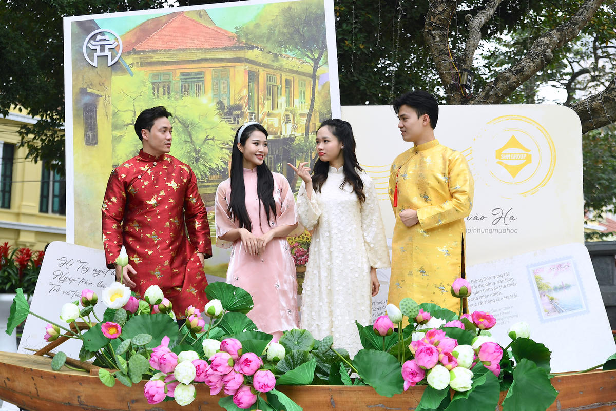 Điểm check-in nổi bật tại Vườn hoa Lý Thái Tổ thu hút đông đảo bạn trẻ đến tham quan, chụp ảnh, lưu giữ khoảnh khắc đầu xuân giữa không gian hoa rực rỡ. Ảnh: Phạm Sỹ..