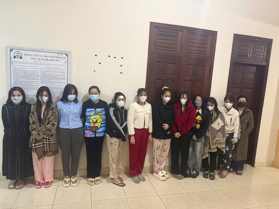 Lực lượng Công an triệt phá đường dây mại dâm núp bóng các cơ sở massage. Ảnh: Q.Đ.