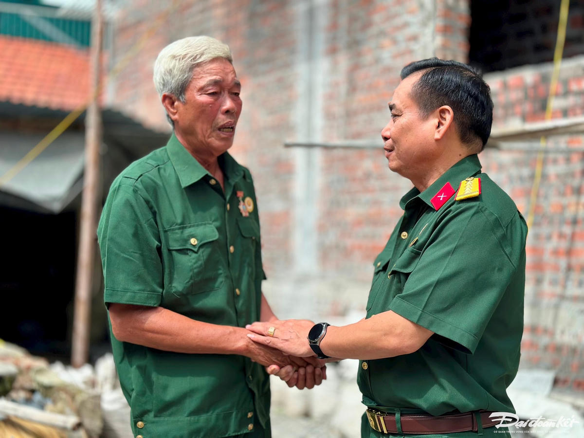 Ông Hoàng Đức Hạnh, Phó Chủ tịch Hội Nạn nhân chất độc da cam/dioxin tỉnh Quảng Ninh động viên ông Nguyễn Hữu Nhượng vượt khó khăn, vươn lên trong cuộc sống.&nbsp;