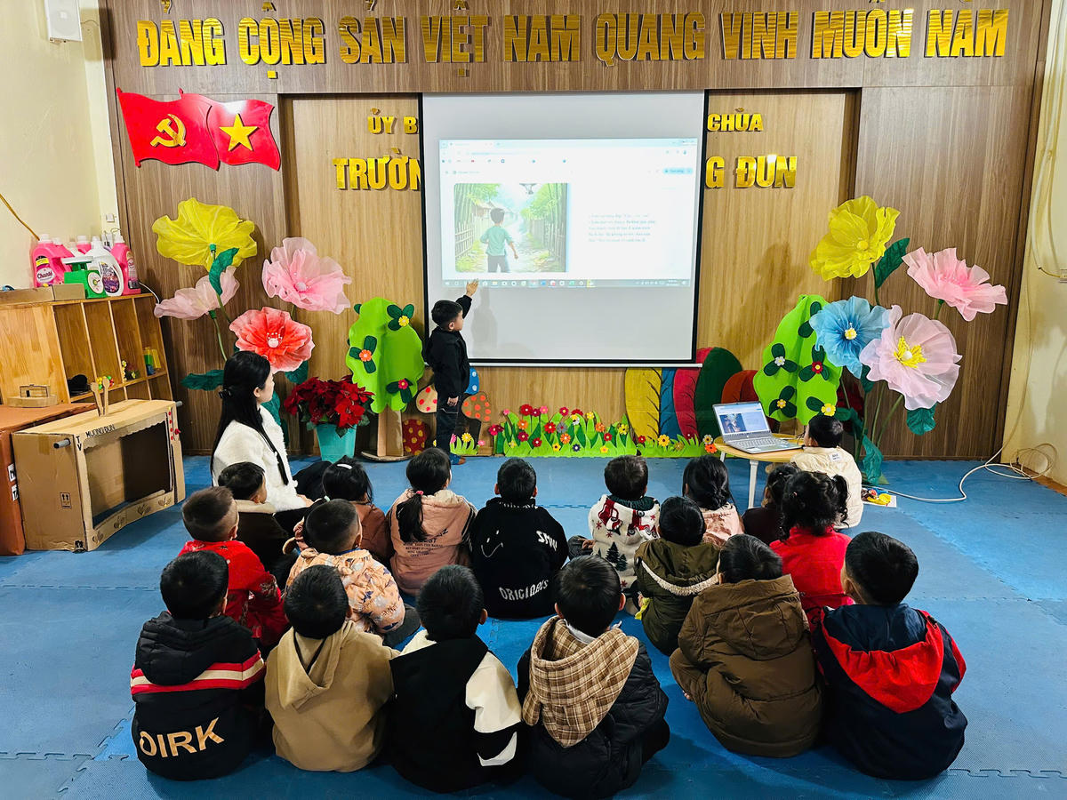 Tiết học với trợ giảng AI giúp học sinh Trường Mầm non Mường Đun hào hứng, tự tin hơn.&nbsp; Ảnh: NVCC.