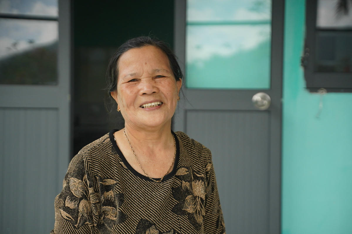 Bà Nguyễn Thị Thành (59 tuổi) vui mừng đang trong căn nhà mới đón Tết. (ảnh Đình Sang)